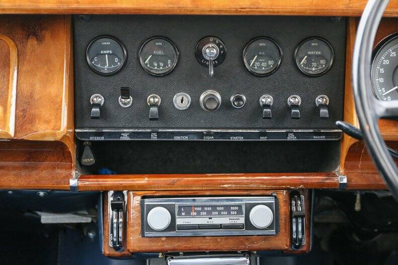 Image 31/50 de Daimler V8-250 (1966)