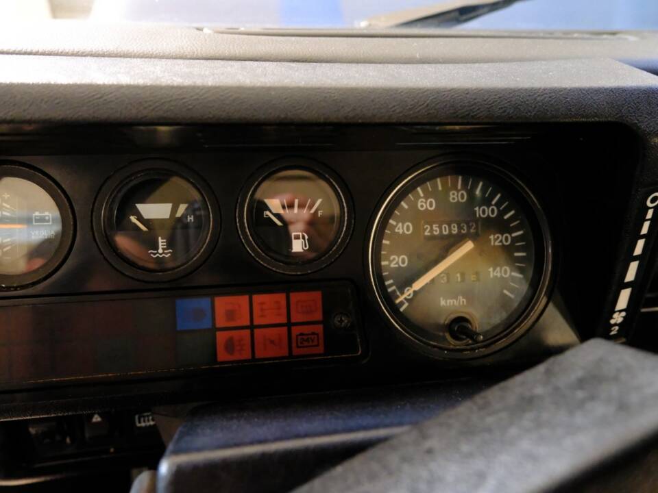 Bild 22/22 von Land Rover 90 (1988)