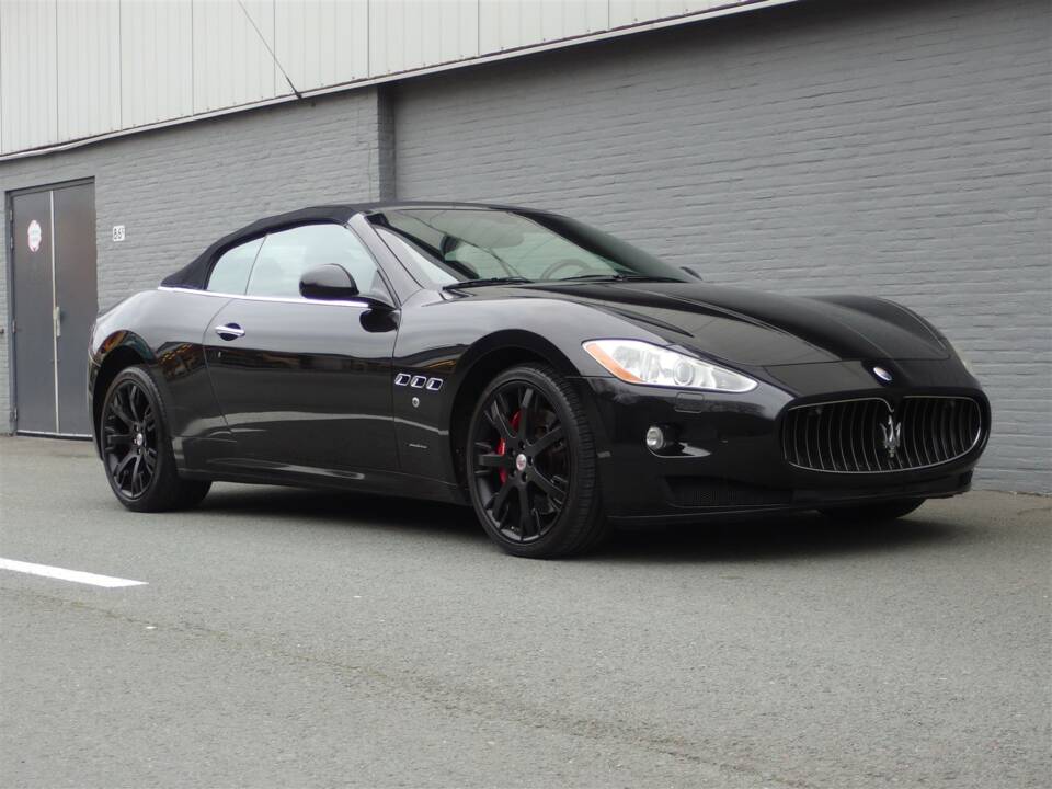 Immagine 2/93 di Maserati GranCabrio 4.7 (2010)