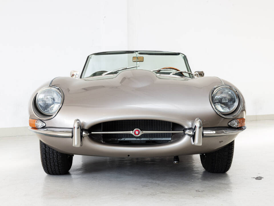 Image 2/37 de Jaguar E-Type (1968)