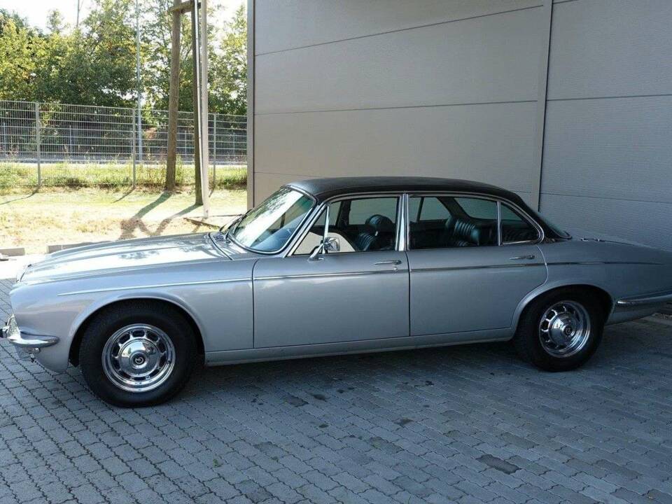 Afbeelding 6/20 van Daimler Double Six (1976)