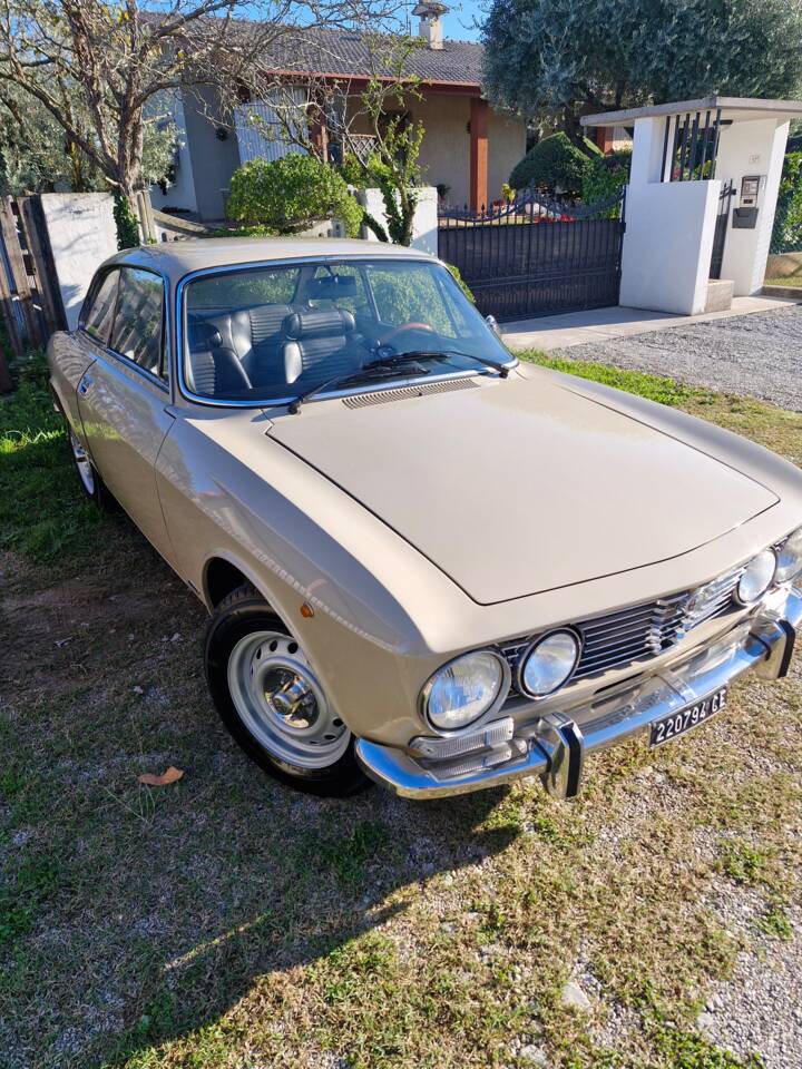 Bild 9/11 von Alfa Romeo Giulia 1300 GT Junior (1975)