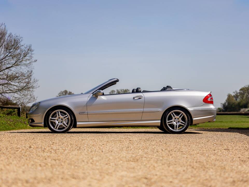 Image 33/50 of Mercedes-Benz CLK 55 AMG (2003)