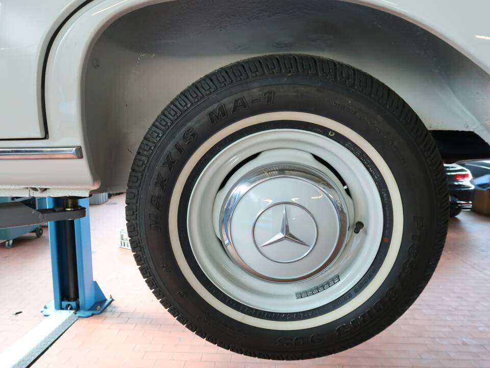 Image 40/50 of Mercedes-Benz 220 b (1965)