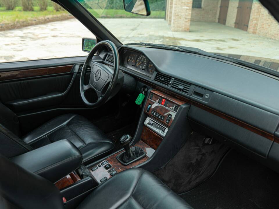 Image 21/49 of Mercedes-Benz 320 E (1993)