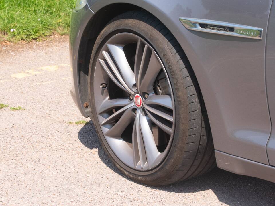Immagine 26/37 di Jaguar XJ 5.0 (2011)