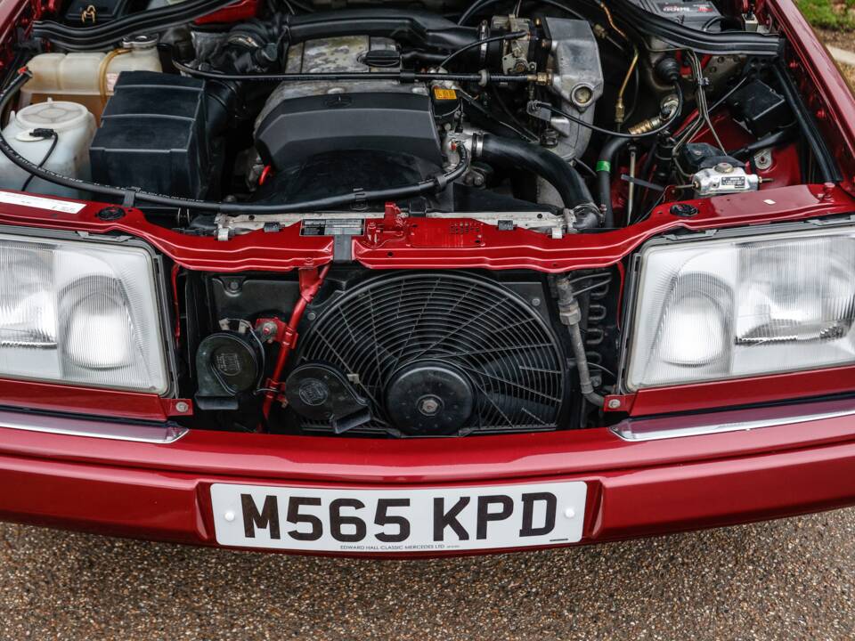 Immagine 43/47 di Mercedes-Benz E 220 (1995)