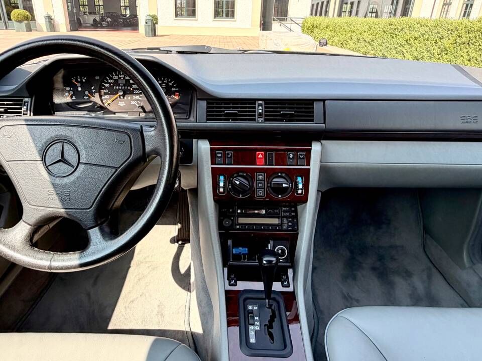 Image 13/16 of Mercedes-Benz E 320 (1996)