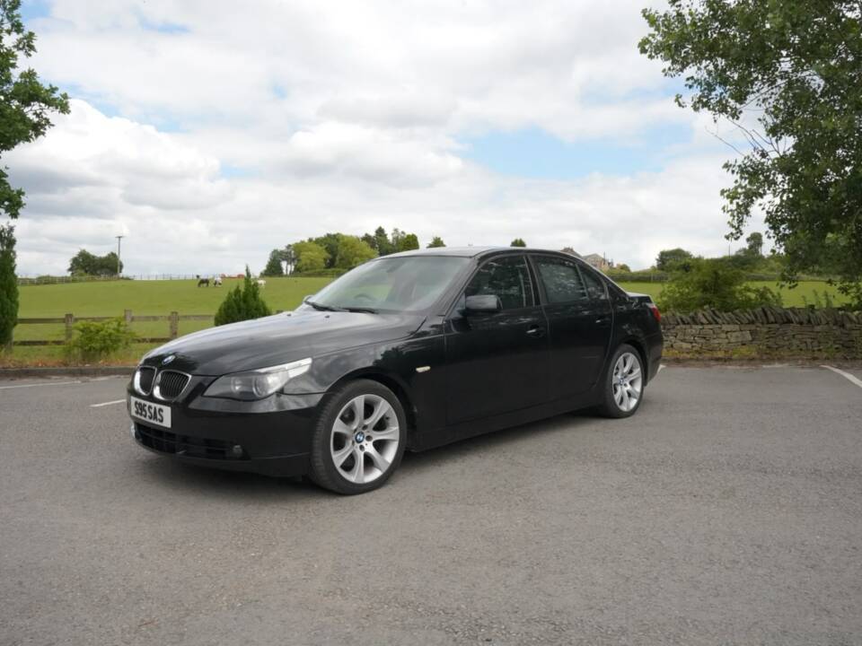 Bild 38/48 von BMW 550i (2006)