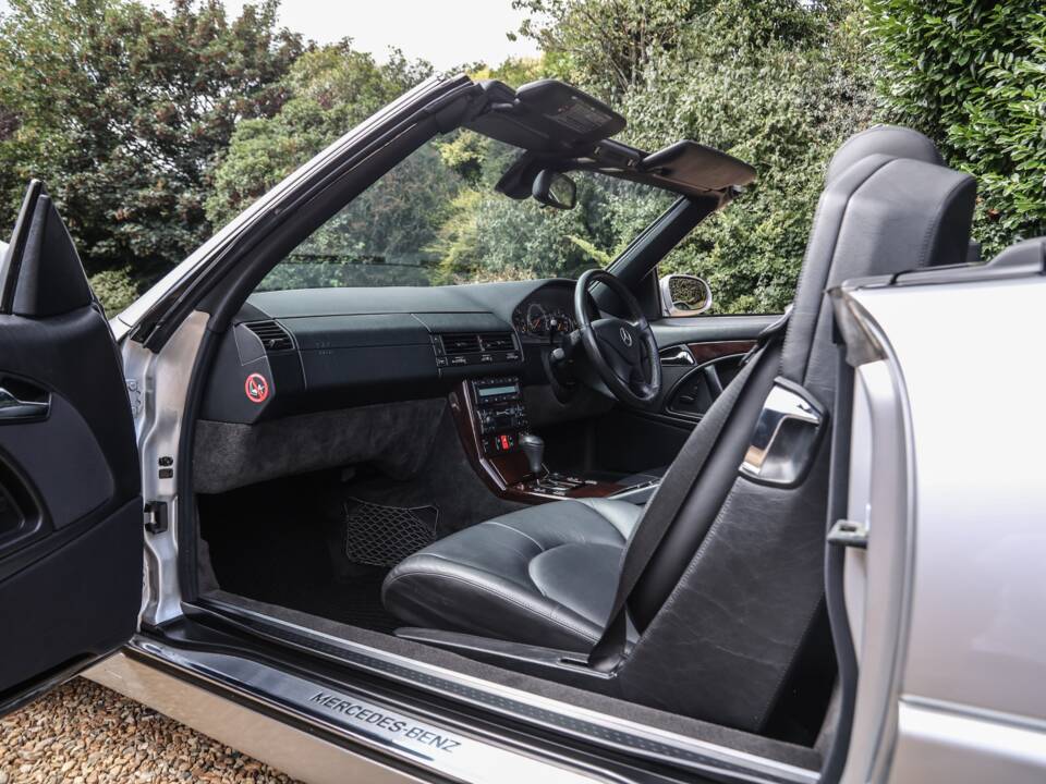 Image 21/43 of Mercedes-Benz SL 280 (2002)
