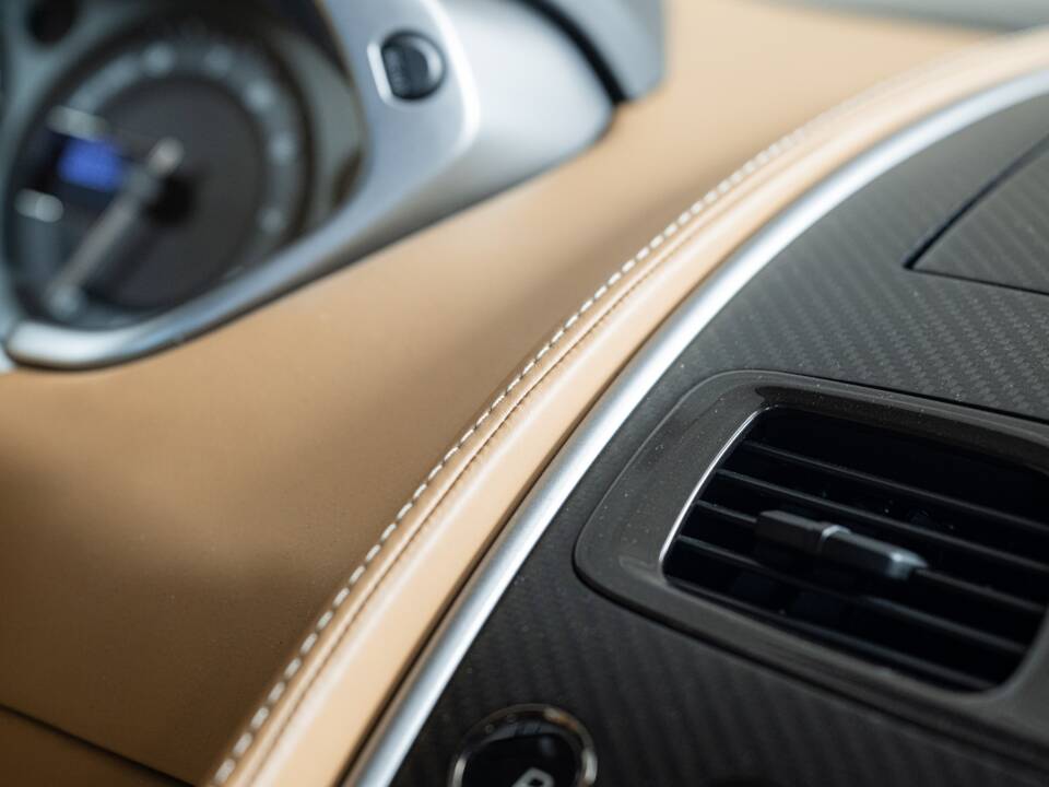 Image 16/32 of Aston Martin Vanquish (2013)