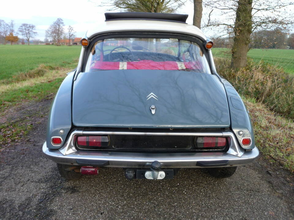Image 3/5 of Citroën ID 19 (1969)
