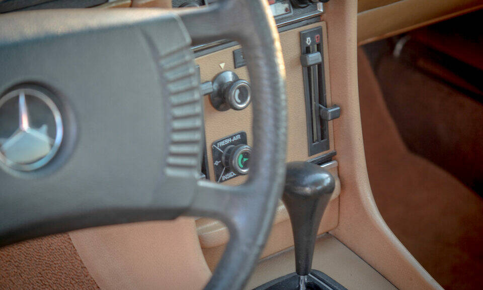 Immagine 6/7 di Mercedes-Benz 280 SLC (1975)