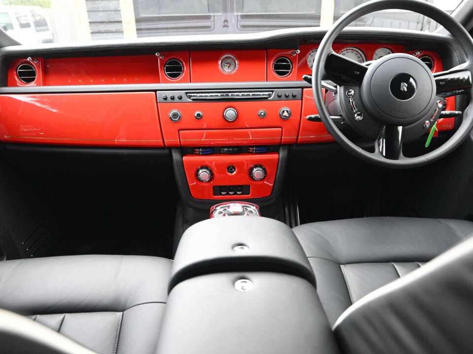 Image 40/50 of Rolls-Royce Phantom VII (2016)