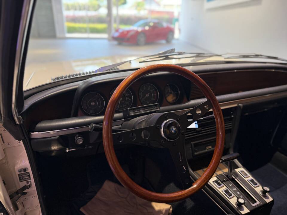 Image 13/35 of BMW 3.0 CS (1974)