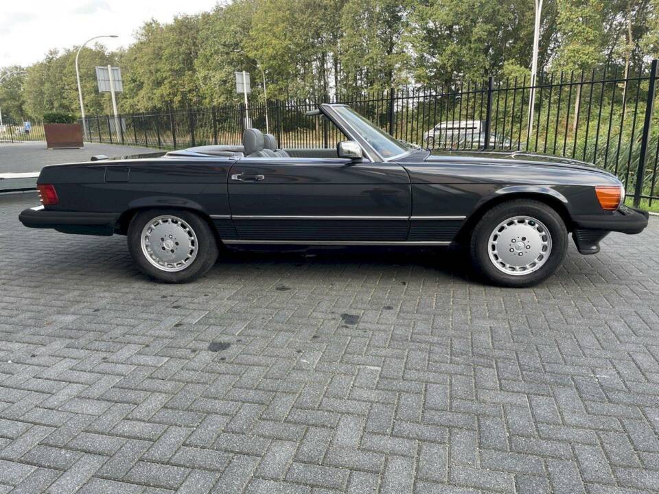 Image 11/36 of Mercedes-Benz 560 SL (1989)