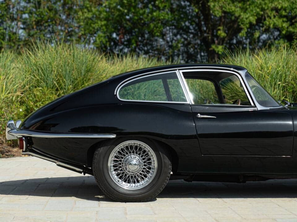 Image 22/50 de Jaguar E-Type (1968)