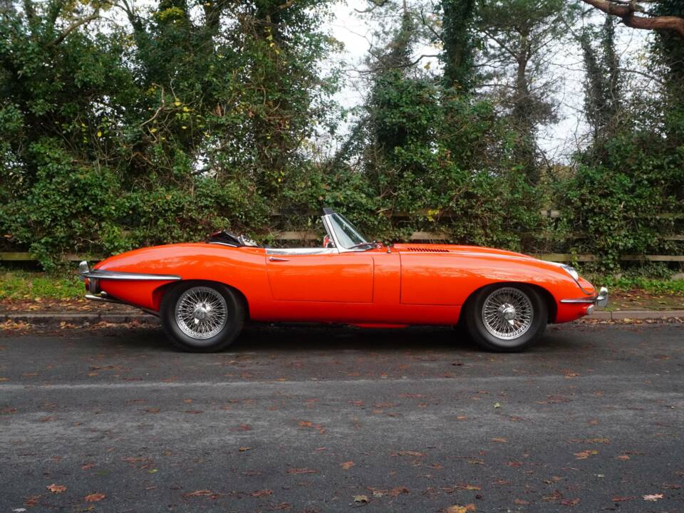 Image 7/18 de Jaguar E-Type (1968)