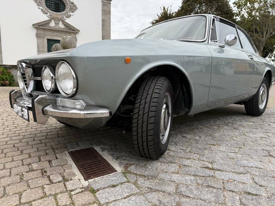 Image 21/53 of Alfa Romeo 1750 GT Veloce (1971)