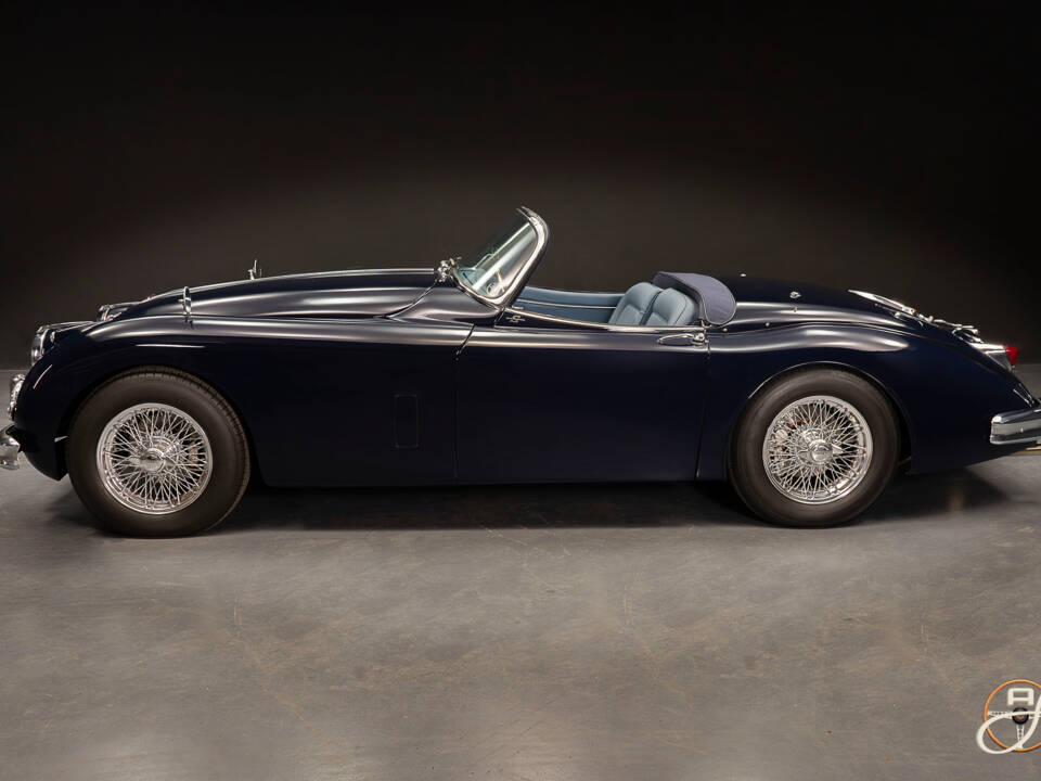 Image 2/18 of Jaguar XK 150 OTS (1958)