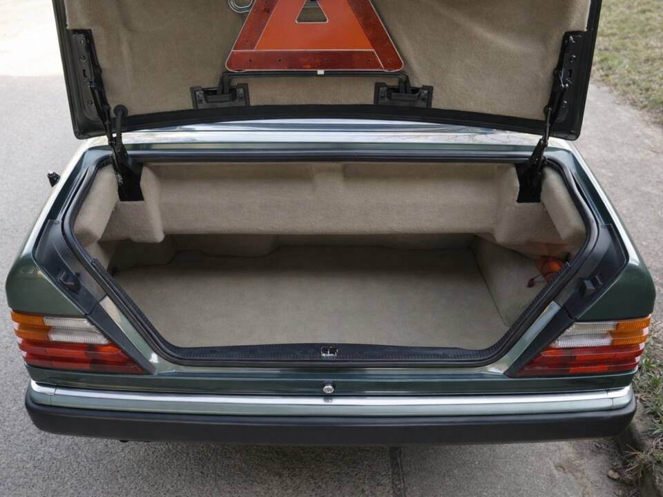 Bild 12/30 von Mercedes-Benz 300 CE-24 (1992)