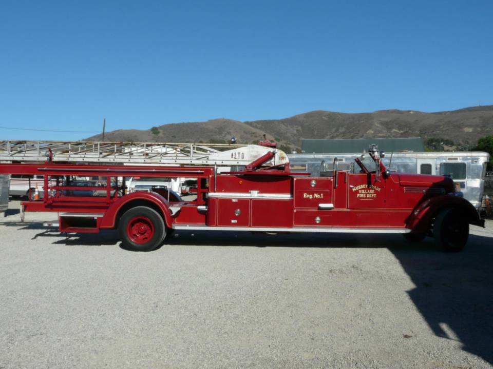Image 4/7 of American LaFrance 700 Series Fire Truck (1948)