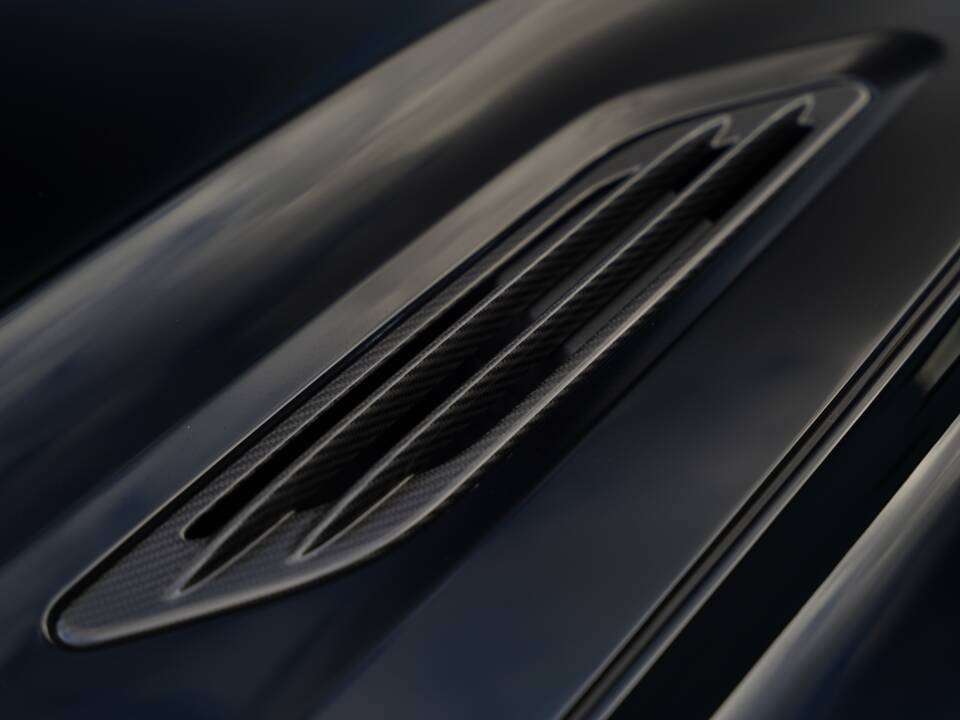 Image 40/50 of Aston Martin Vanquish S Volante (2018)