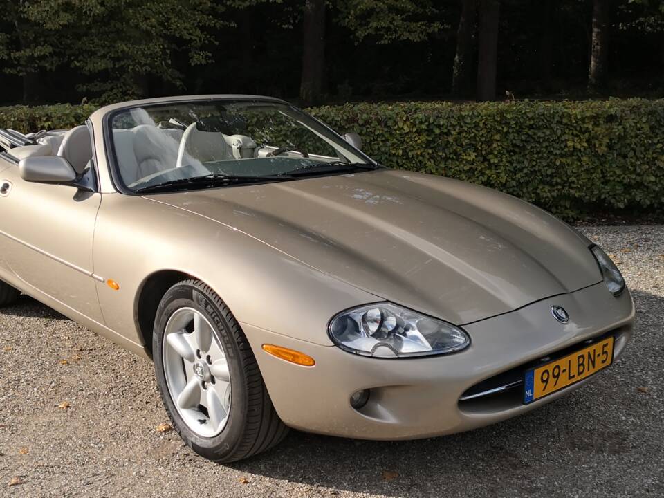 Image 15/36 of Jaguar XK8 4.0 (1998)