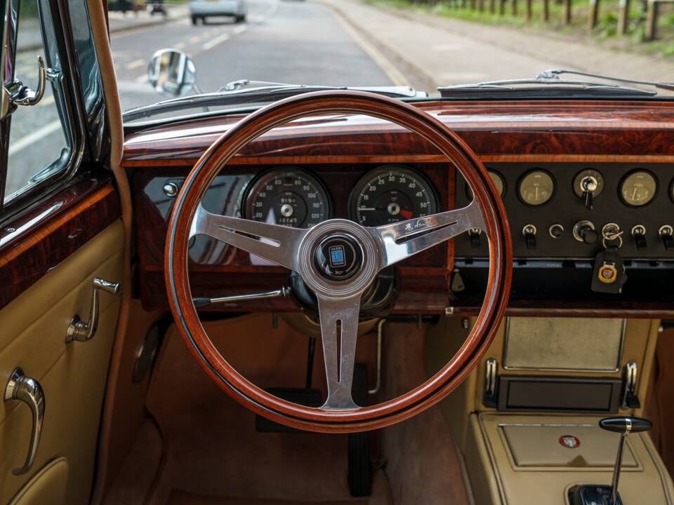 Image 16/31 of Jaguar 340 (1968)
