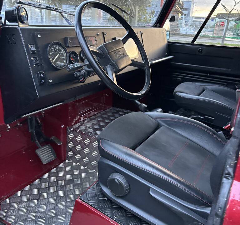 Image 2/8 of Land Rover 110 (1984)