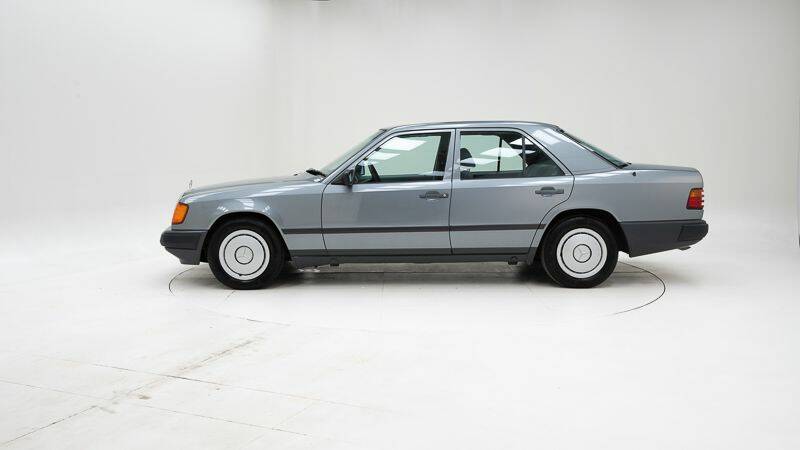 Imagen 8/15 de Mercedes-Benz 230 E (1988)