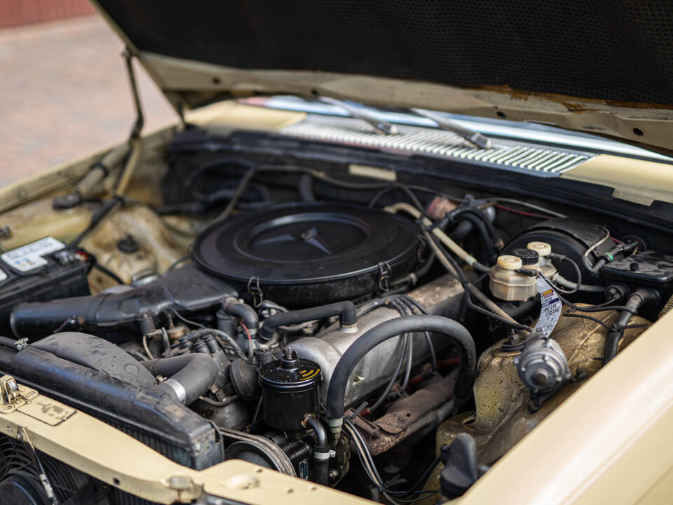 Image 8/40 of Mercedes-Benz 350 SE (1975)