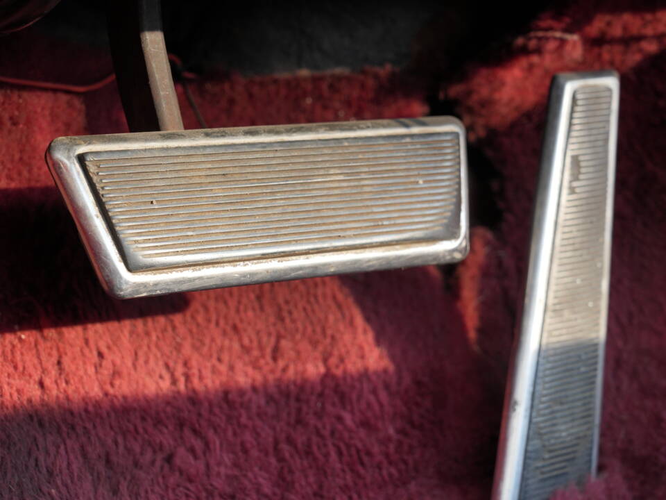 Immagine 35/57 di Lincoln Continental Convertible (1966)