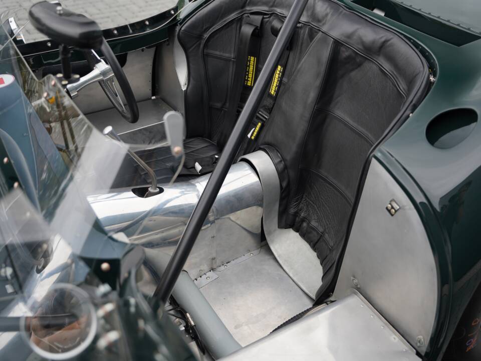 Image 16/50 of Lister Knobbly (1959)