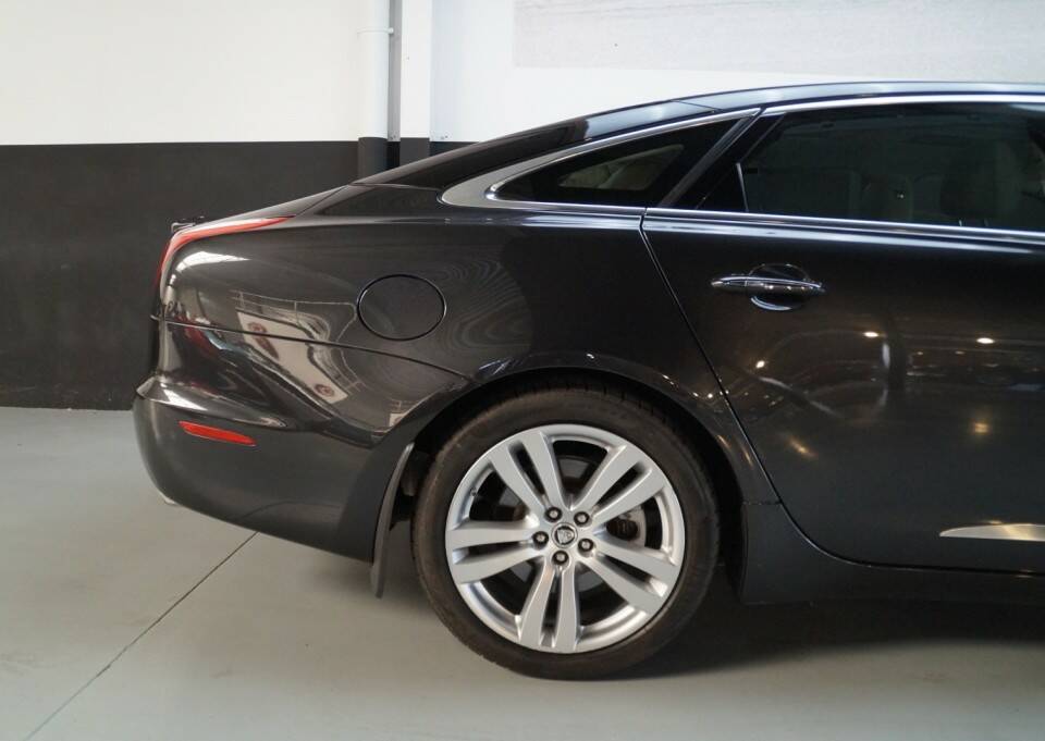 Image 22/32 of Jaguar XJ 5.0 (2011)