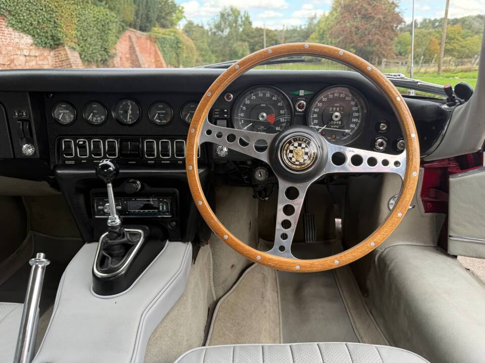 Immagine 15/29 di Jaguar E-Type (1970)