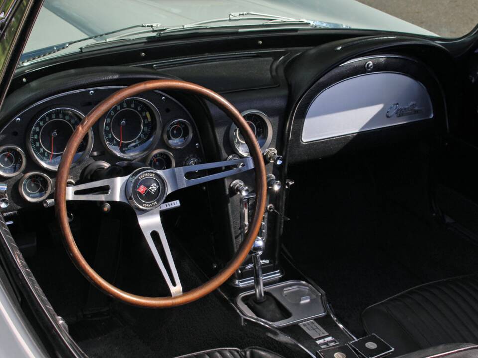 Bild 25/30 von Chevrolet Corvette Sting Ray Convertible (1964)