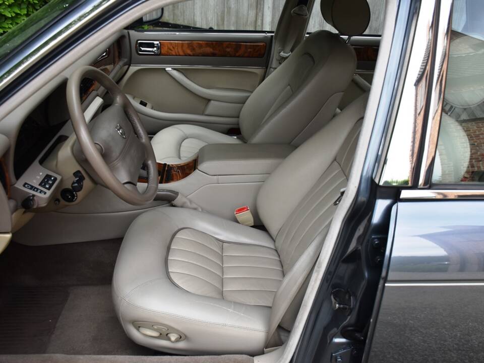 Image 22/40 of Jaguar XJ 6 4.0 Sovereign (1995)