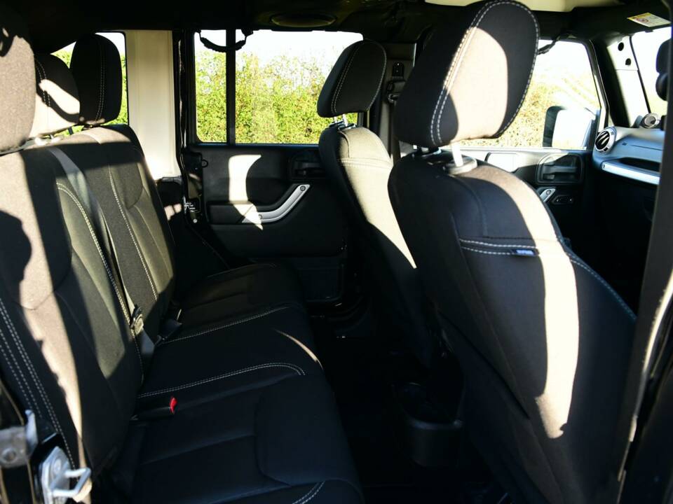 Image 20/50 de Jeep Wrangler Sahara 4.0L (2014)