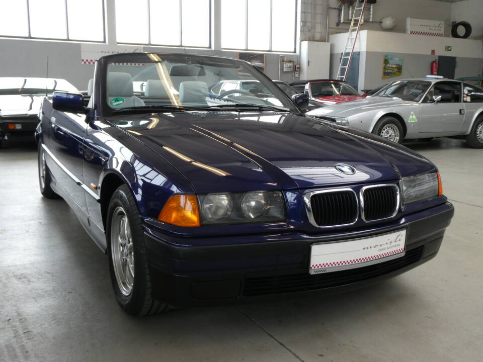 Immagine 22/36 di BMW 318i (1997)