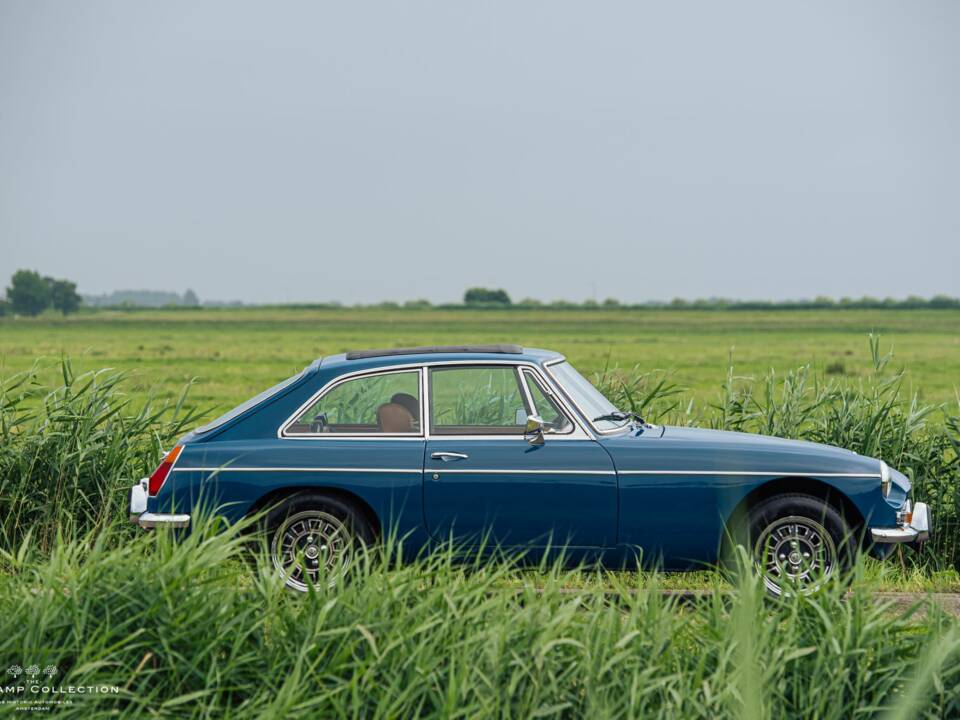 Image 34/40 of MG MGB GT V8 (1973)