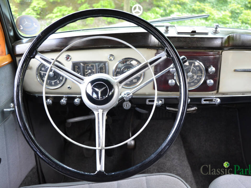 Image 28/50 of Mercedes-Benz 220 (1952)