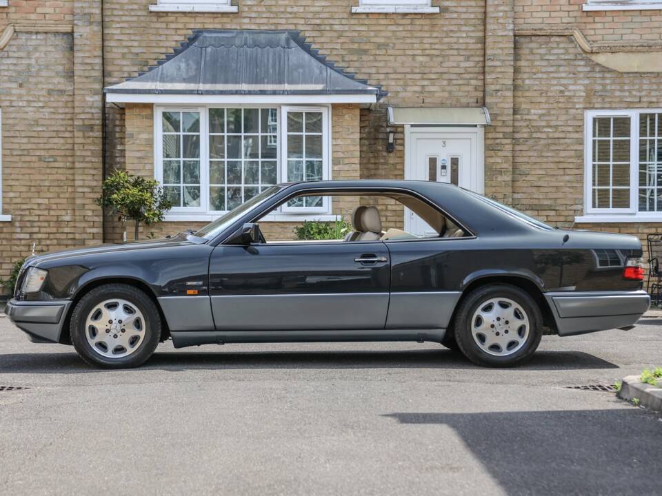 Image 2/37 of Mercedes-Benz E 320 (1995)