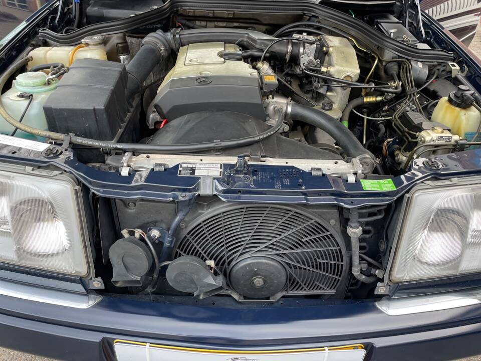 Image 14/25 of Mercedes-Benz E 200 (1996)
