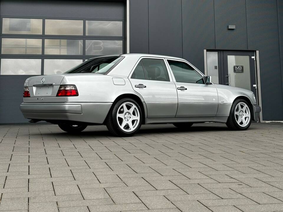 Bild 4/4 von Mercedes-Benz E 500 (1994)