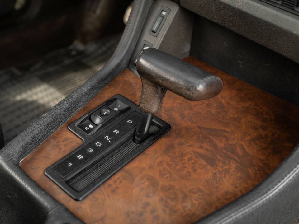Image 25/36 of BMW 750iL (1989)