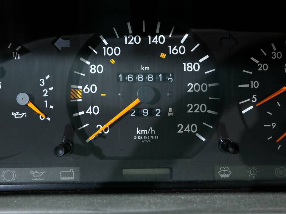 Image 6/30 de Mercedes-Benz E 220 (1995)