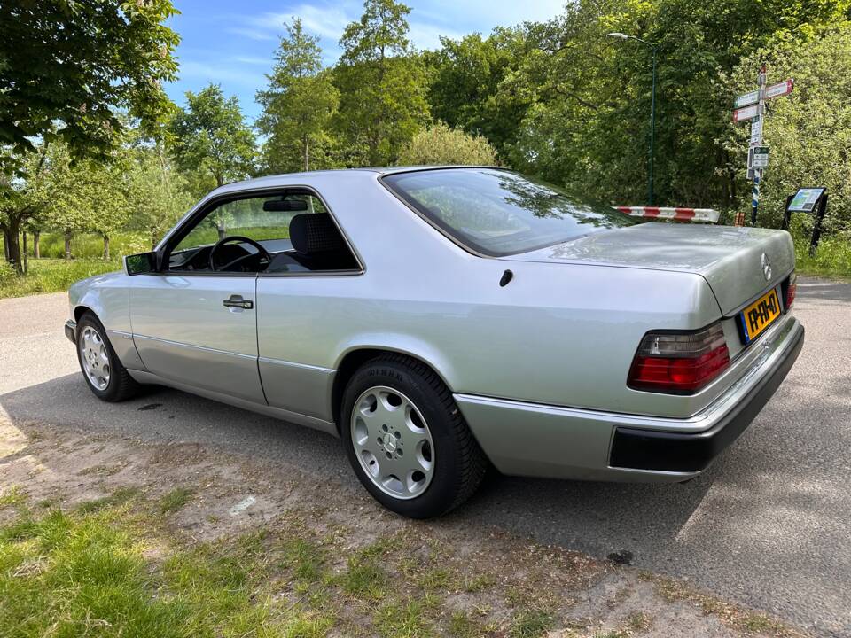 Bild 10/17 von Mercedes-Benz 230 CE (1991)