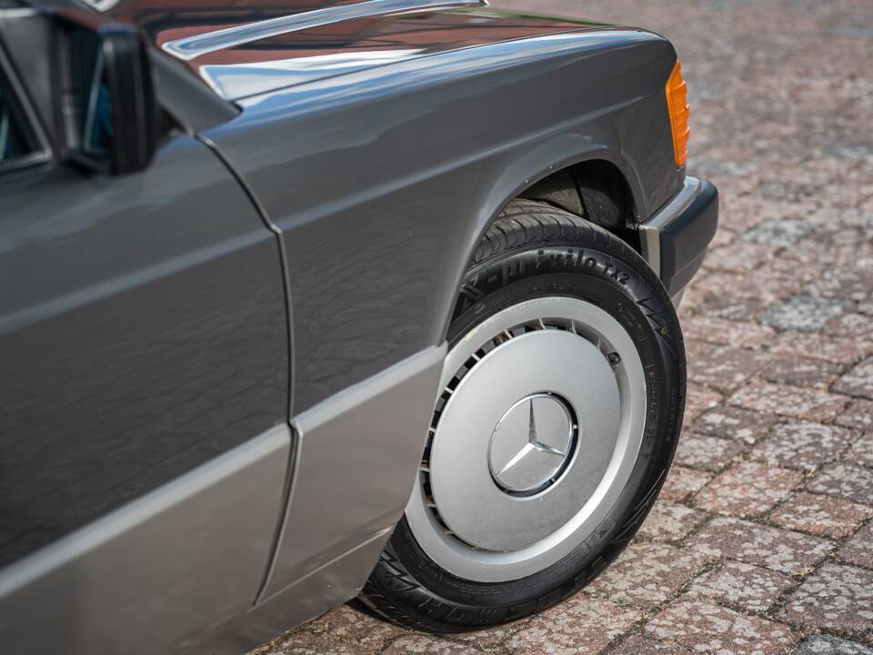 Immagine 2/73 di Mercedes-Benz 190 D 2.5 (1990)