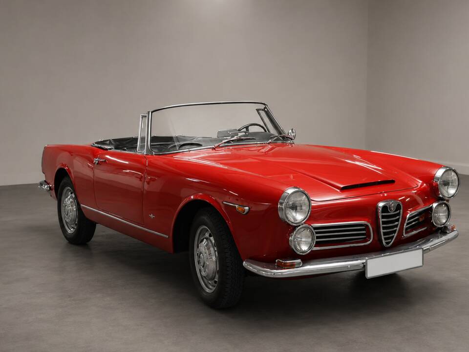 Image 7/31 of Alfa Romeo 2600 Spider (1964)